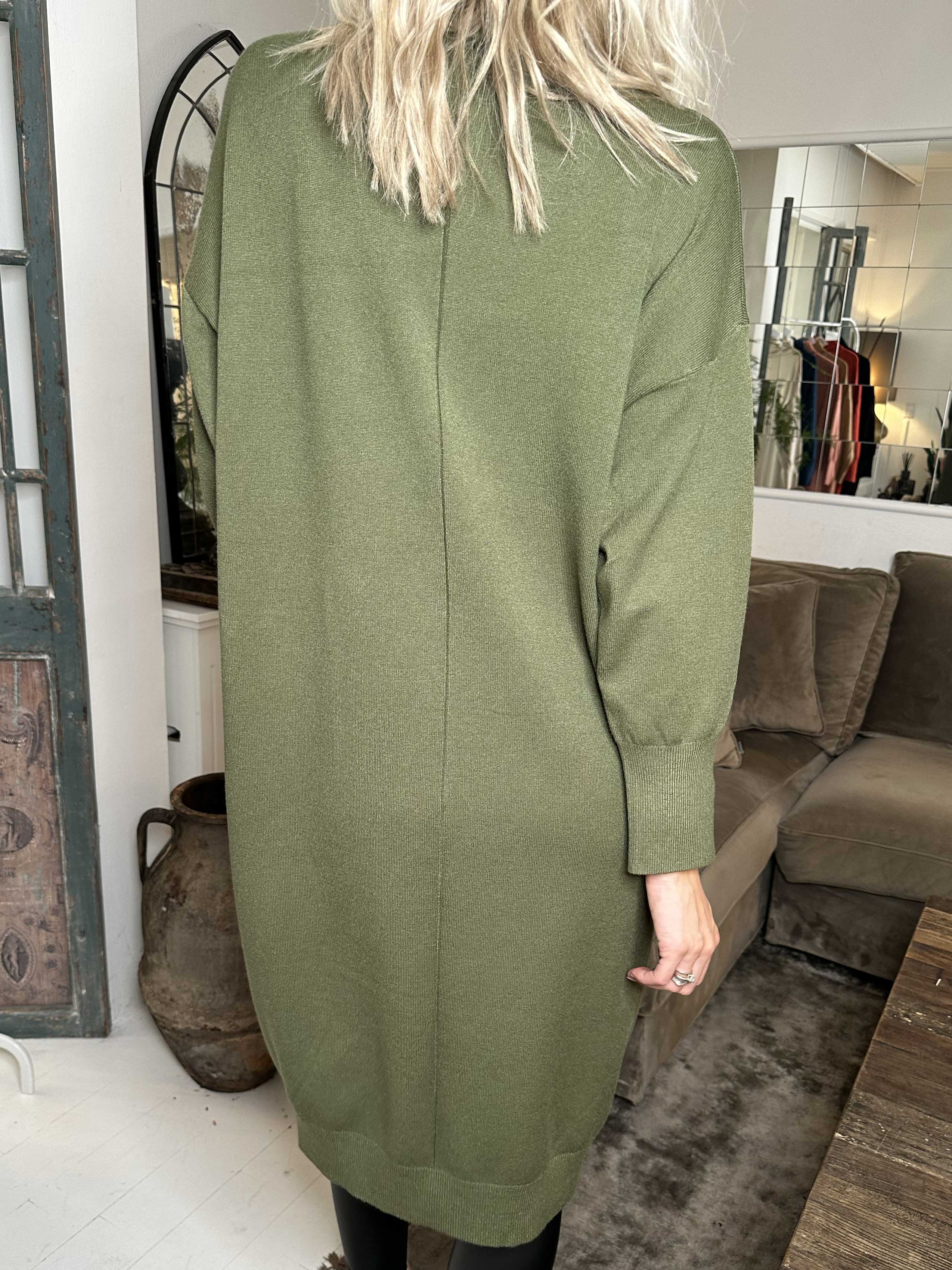 Maniya - Mjuk stickad klänning med polokrage